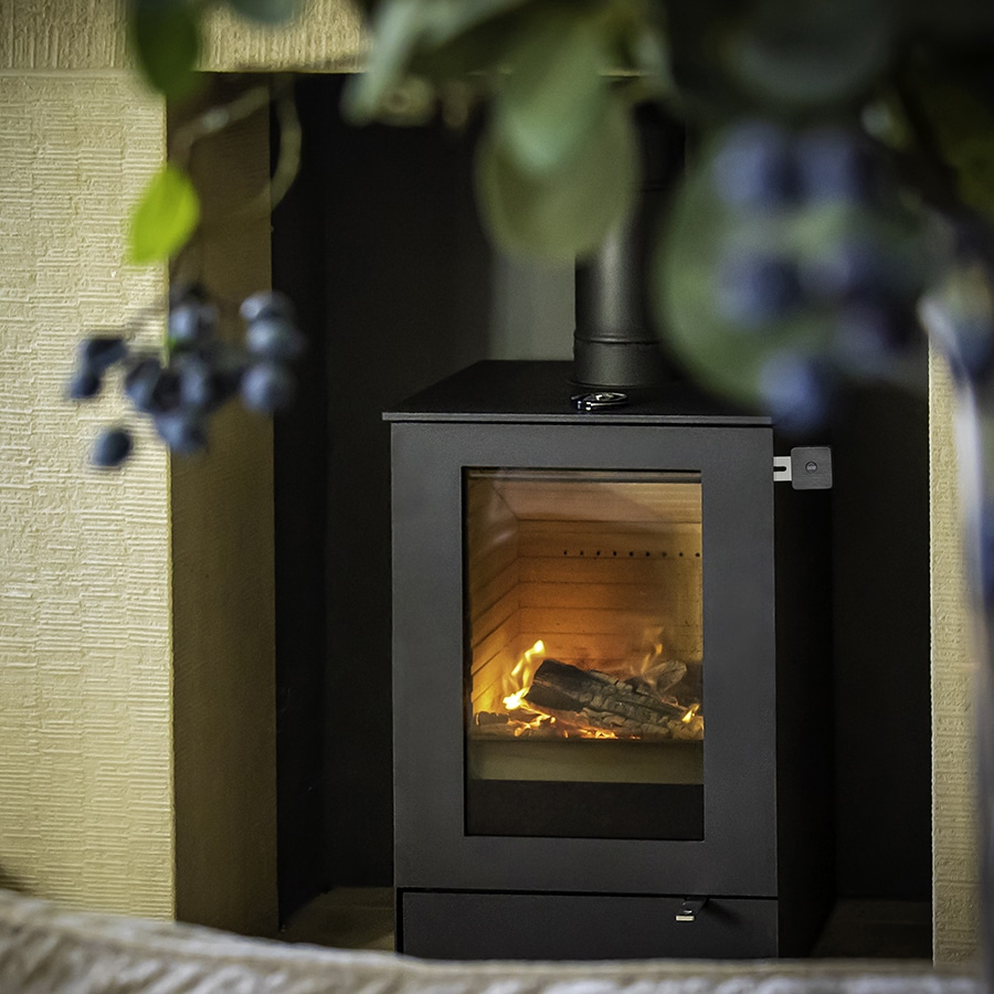 The @RAIS_ArtOfFire Q-Tee wood burning stove is a modern, functional stove with big viewing windows suitable for heating small and medium-sized rooms. A cool touch handle, single air control and ash tray make this stove a pleasure to use.

📞 01773 820940

robeys.co.uk/.../new-q-tee-…