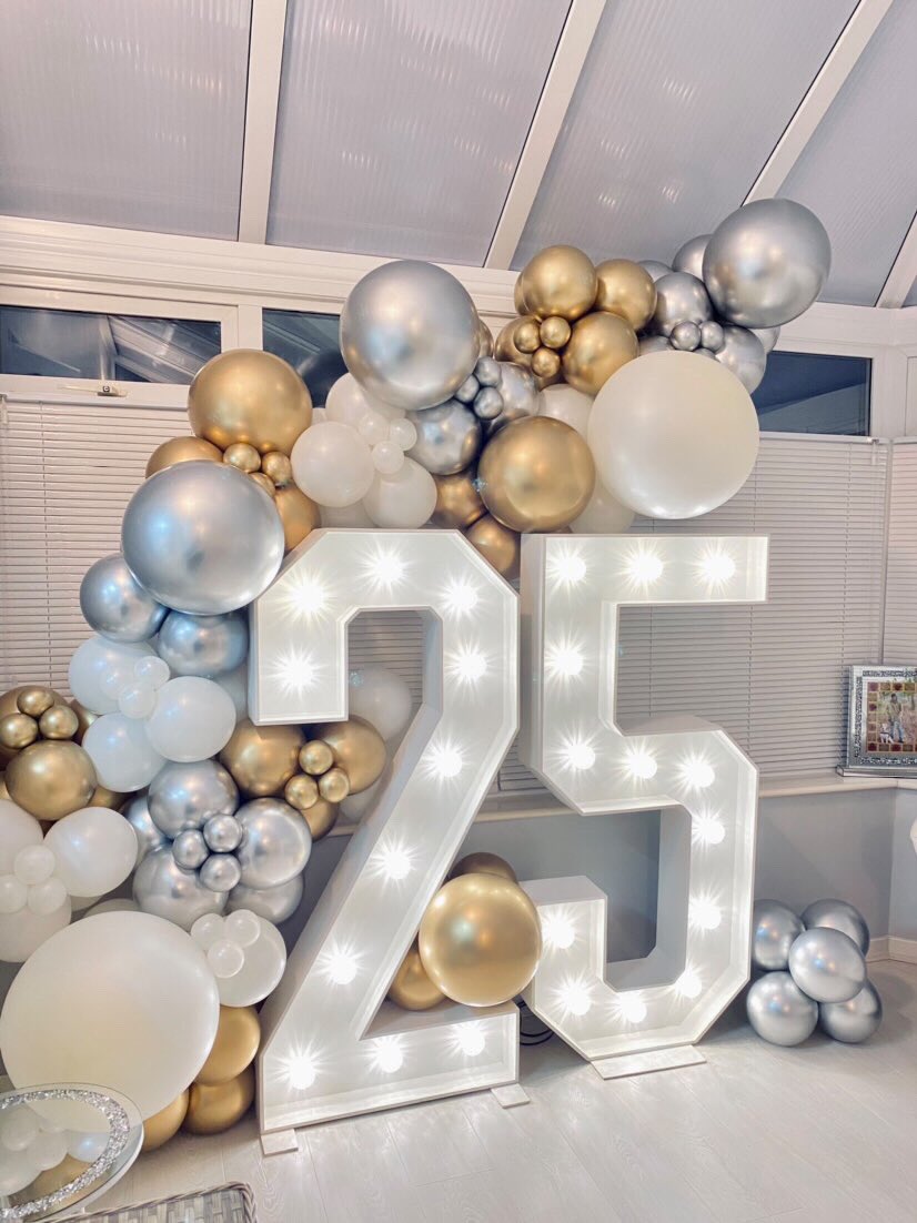What a gorgeous creation of balloons from the Jazzy Balloon Company, for a surprise birthday 🎉. They are looking stunning with our giant numbers. 

#eastsussex #BirthdayBoy #ledlights #Balloons