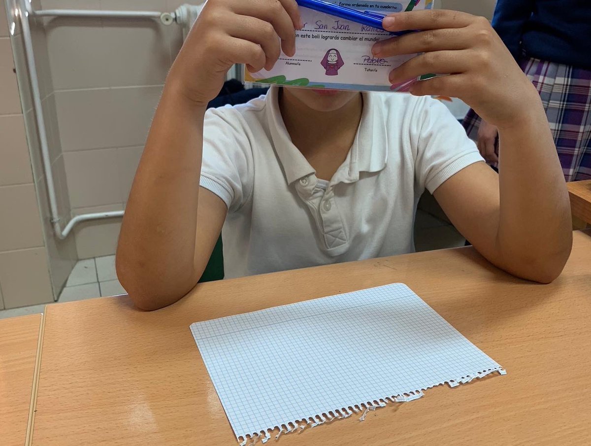 El alumnado de tercero de educación primaria ha recibido, con sorpresa, el carnet que les permite iniciar una nueva aventura. 
Comienzan a escribir por primera vez con bolígrafo y su entusiasmo ha quedado reflejado en sus caras. #somosasuncion #primariamola