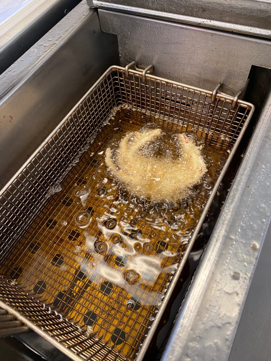 Our Professional Cookery students have been cooking with shellfish this week! 🦀

First on the menu were Oysters. 🦪 Student James kindly demonstrated how to correctly prepare and serve the dish, using the skills he’s learnt during his role at <a href="/LerpwlRest/">Lerpwl</a>! 😍

Delicious 🤤