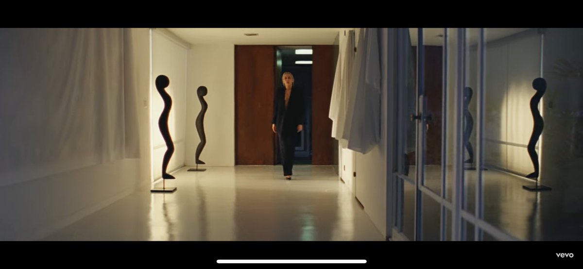 Buenos días solamente al estilista de #MileyCyrus 

youtu.be/G7KNmW9a75Y