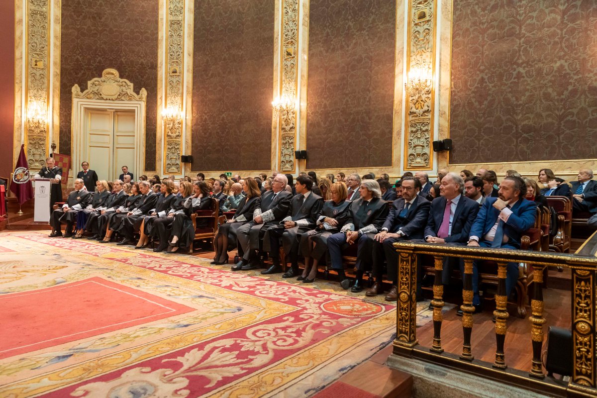 El decano <a href="/EugenioRibon/">Eugenio Ribón</a> y la nueva Junta de Gobierno tomaron posesión ayer de sus respectivos cargos. Estos son sus perfiles:
ow.ly/VxZg50MpRxu
cc <a href="/IsabelWinkels/">@Isabel_Winkels. Vicedecana ICAM</a>, <a href="/NachoMonedero/">Nacho Monedero MdE</a>, <a href="/LolaFdzCampillo/">Lola Fdez Campillo</a>, <a href="/Teresaminguez1/">Teresa minguez diaz</a>, <a href="/EsterMocholi/">Ester Mocholi</a>, <a href="/JMayllo/">Juan Manuel Mayllo</a>