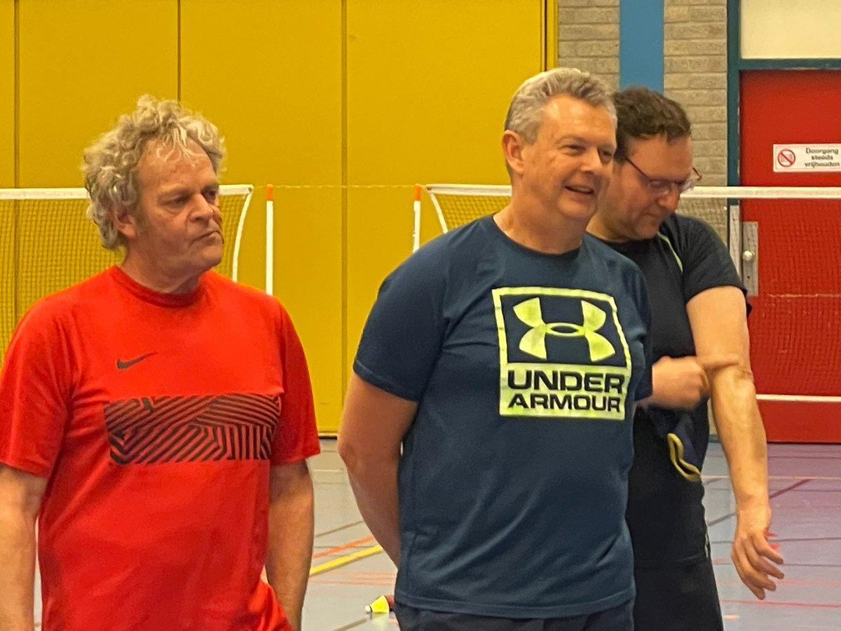 Afgelopen maandag speelden we het eerste toernooi van het seizoen. Speelkaarten bepaalden steeds de samenstelling van de teams en het werd een erg gezellige avond. 

#badminton #badmintonnl #Kampen #bckampen