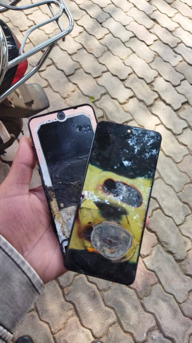RaghavB26201515's tweet photo. @manukumarjain 

My phone redmi note 11 which I bought from Amazon on 10/12/2022 was caught fire &amp;blast near my face. The phone  submit in service center .Your employe call me &amp; said you pay 50% money of  the  phone. You will get new phone. Provide new phone. Phone is in warrenty https://t.co/9Rydqqj5Hs