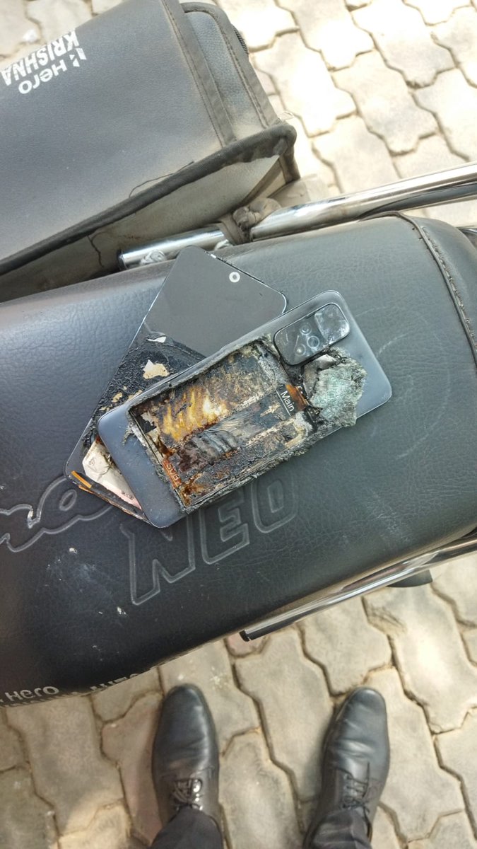 RaghavB26201515's tweet photo. @manukumarjain 

My phone redmi note 11 which I bought from Amazon on 10/12/2022 was caught fire &amp;blast near my face. The phone  submit in service center .Your employe call me &amp; said you pay 50% money of  the  phone. You will get new phone. Provide new phone. Phone is in warrenty https://t.co/9Rydqqj5Hs