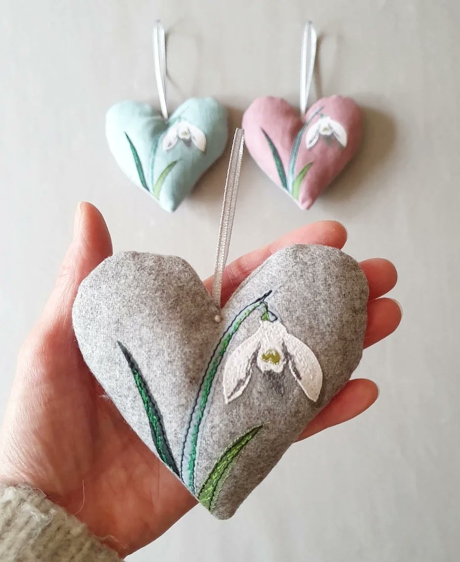 lellibellecards's tweet image. Today's @folksy #themeoftheday
is Snowdrops. 
I spotted the first one flowering in our garden earlier this week ❤🎉
📷 Here is my handmade snowdrop embroidered padded heart, printed greetings card, coaster and tea towel.
#folksythemeoftheday #folksyshop #folksyseller #snowdrop