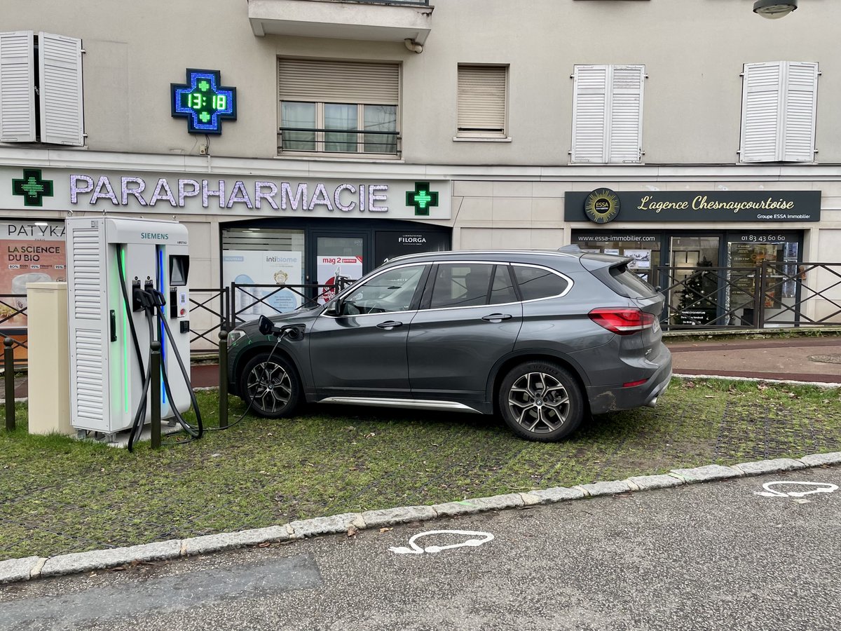 🔌 BORNES DE RECHARGE 🔌
[Nouveauté]
Les premières bornes ⚡️sont d'ores et déjà implantées et opérationnelles place de la Redingote et rue des Érables 👍
Plus d’informations ℹ️ sur Le Chesnay-Rocquencourt.fr