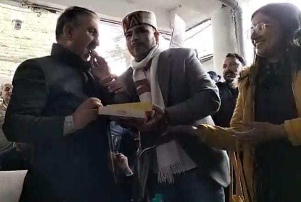vijaykbandhu's tweet photo. कैबिनेट का फैसला #हिमाचल में पुरानी पेंशन लागू। प्रदीप ठाकुर व भरत शर्मा सहित समस्त हिमाचल के साथियों को बहुत-बहुत बधाई।
मा० मुख्यमंत्री सुखविंदर सिंह सुक्खू जी का बहुत-बहुत आभार।
NMOPS/NPSEA संघर्ष रंग लाया।
आज पांच प्रदेश - कल पूरा देश।
#vijaykumarbandhu 
#NMOPS 
#NPSEA https://t.co/MIvgFQPGyO