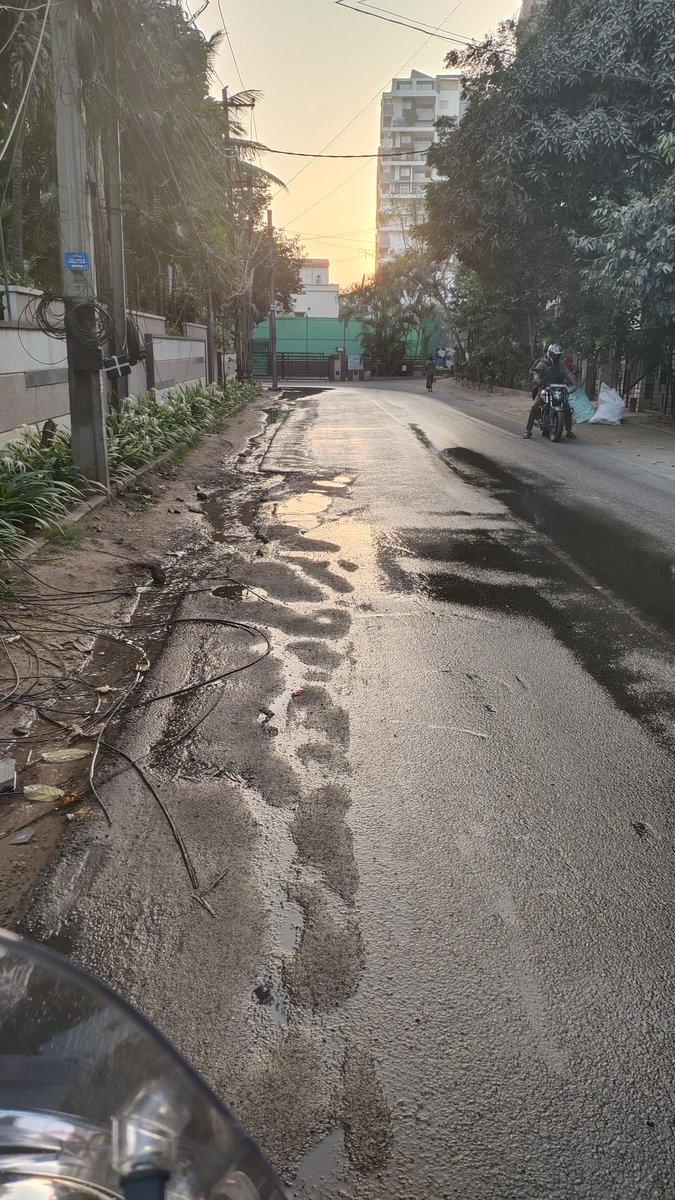 shaanpradeep97's tweet photo. Hi sir
@GHMCOnline 
This area has been facing water logging problems for the past 2 weeks... It's very painful to see such roads in the Whitefield area of kondapur.
Area: front of hotel Whitefield kondapur...
Please look into this... https://t.co/NKThttfAAb