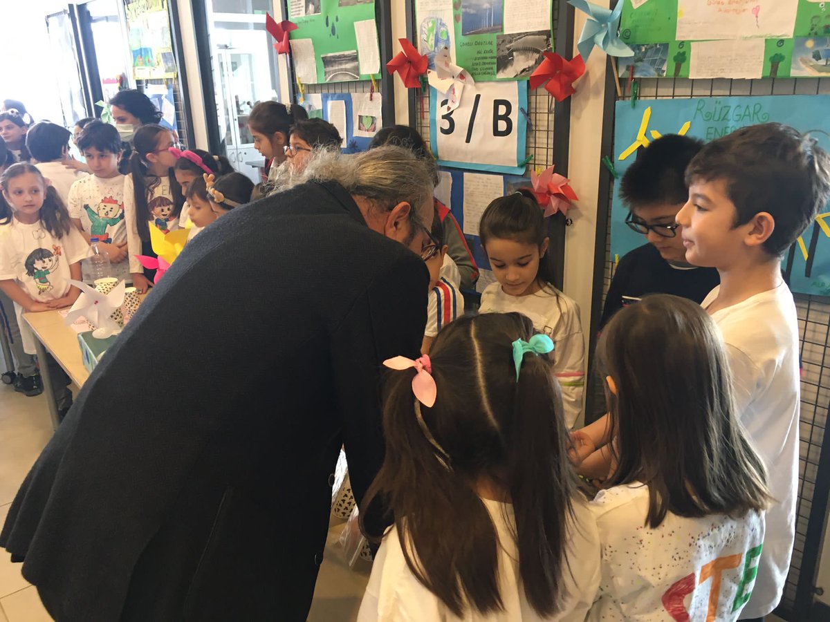 Bahcesehir_Sam's tweet image. 3. sınıf öğrencilerimizin STEM Junior Fuarı başladı. 3. Sınıf öğrencilerimiz 1. ve 2. sınıf öğrencilerine “doğa dostu, yenilenebilir enerji kaynaklarını” anlattılar.
#STEMgelecektir 
#STEMjunior
@SencerCorlu @VeditK