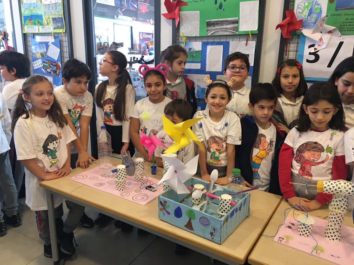 Bahcesehir_Sam's tweet image. 3. sınıf öğrencilerimizin STEM Junior Fuarı başladı. 3. Sınıf öğrencilerimiz 1. ve 2. sınıf öğrencilerine “doğa dostu, yenilenebilir enerji kaynaklarını” anlattılar.
#STEMgelecektir 
#STEMjunior
@SencerCorlu @VeditK