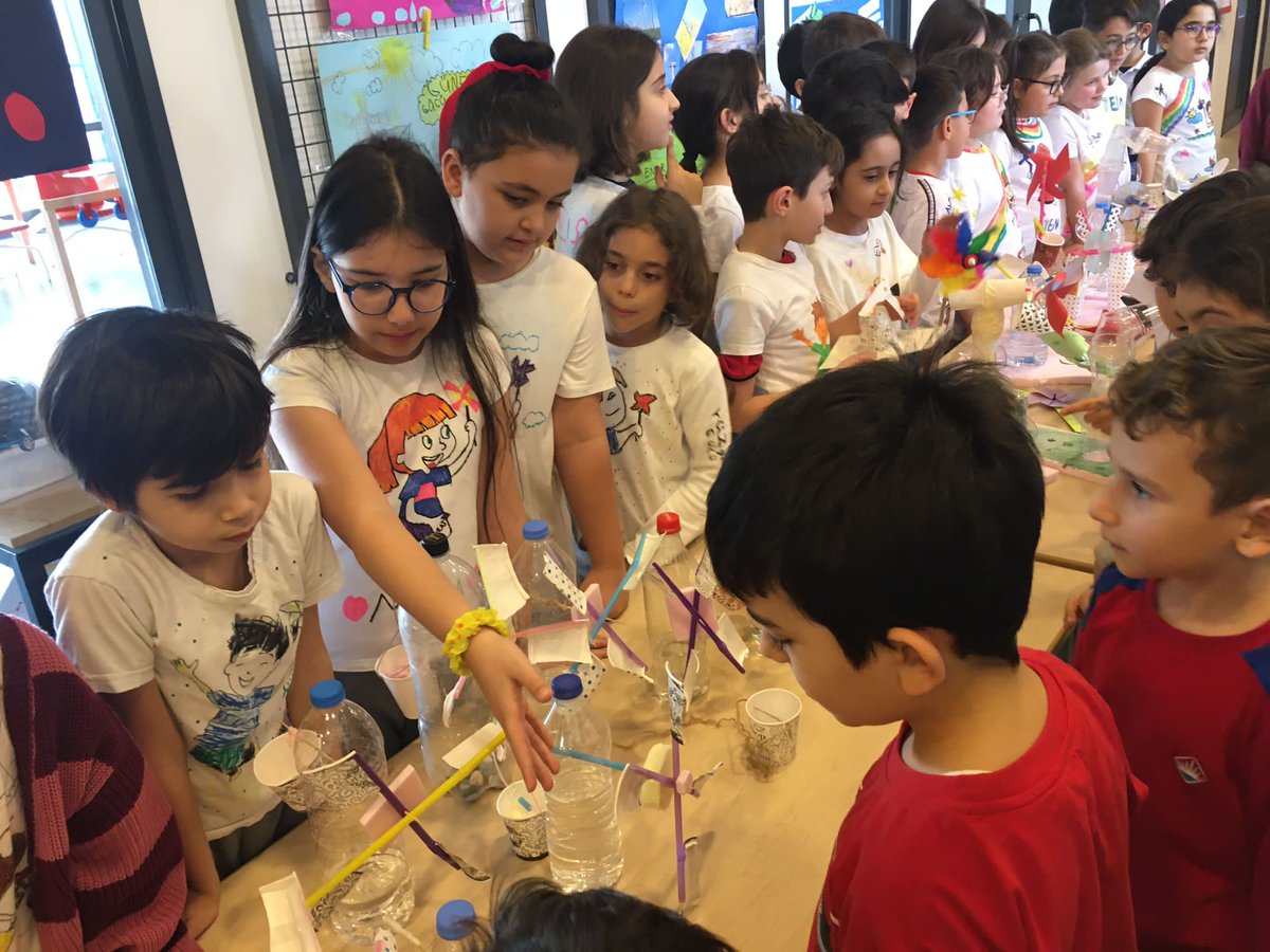 Bahcesehir_Sam's tweet image. 3. sınıf öğrencilerimizin STEM Junior Fuarı başladı. 3. Sınıf öğrencilerimiz 1. ve 2. sınıf öğrencilerine “doğa dostu, yenilenebilir enerji kaynaklarını” anlattılar.
#STEMgelecektir 
#STEMjunior
@SencerCorlu @VeditK