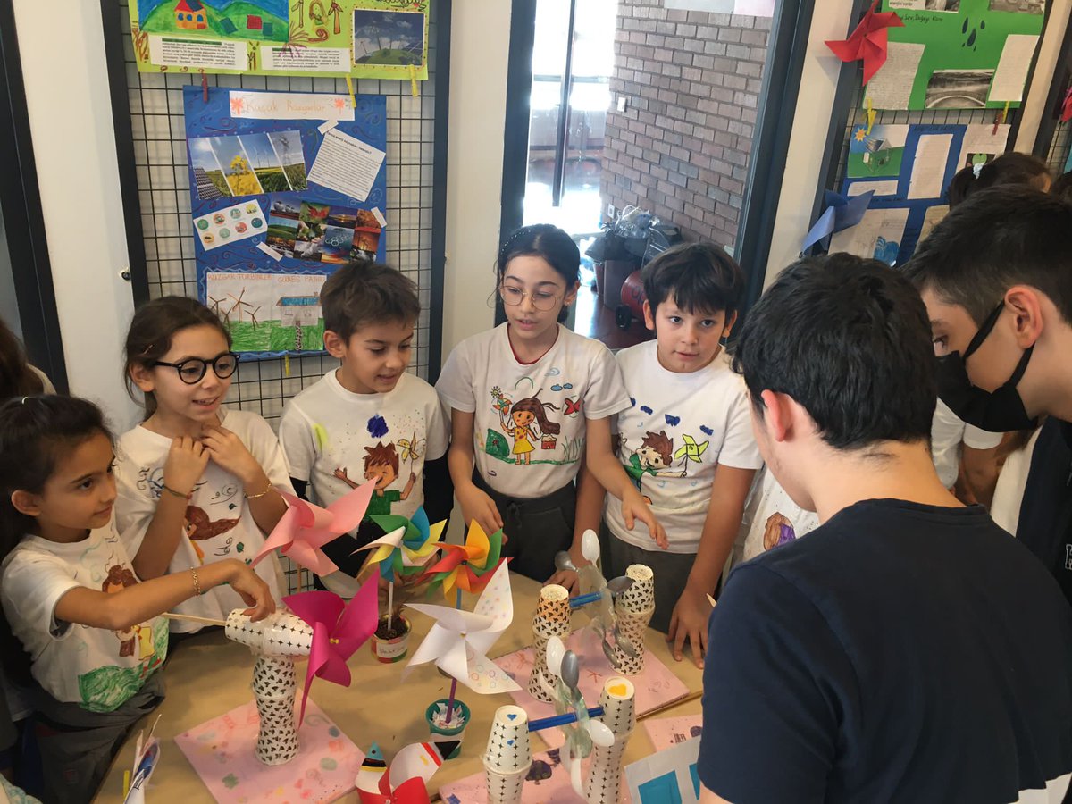 Bahcesehir_Sam's tweet image. 3. sınıf öğrencilerimizin STEM Junior Fuarı başladı. 3. Sınıf öğrencilerimiz 1. ve 2. sınıf öğrencilerine “doğa dostu, yenilenebilir enerji kaynaklarını” anlattılar.
#STEMgelecektir 
#STEMjunior
@SencerCorlu @VeditK