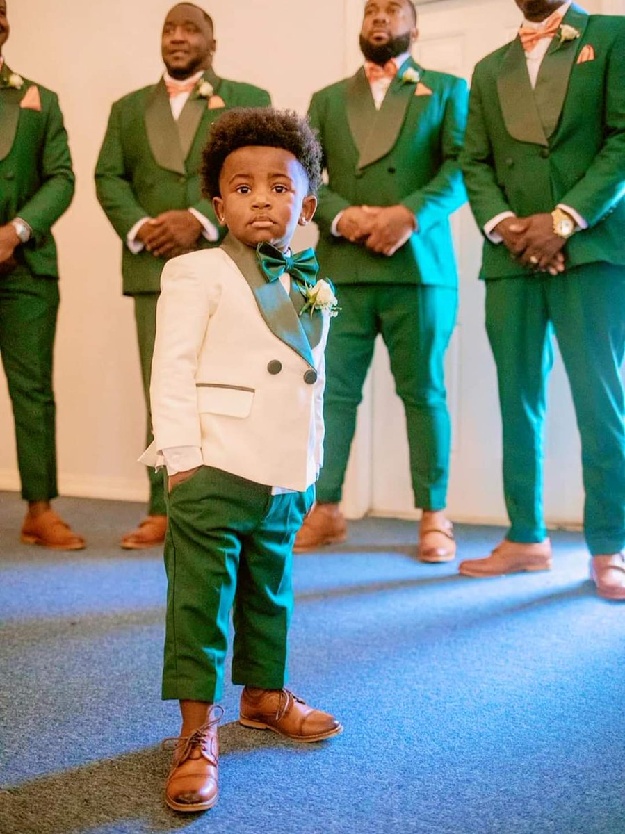 Earthatone's tweet image. In a Black world, we show up polished and set examples that become blueprints, even when we wear green.

#ILoveUs
#BlackTwitter 
#BlackExcellence