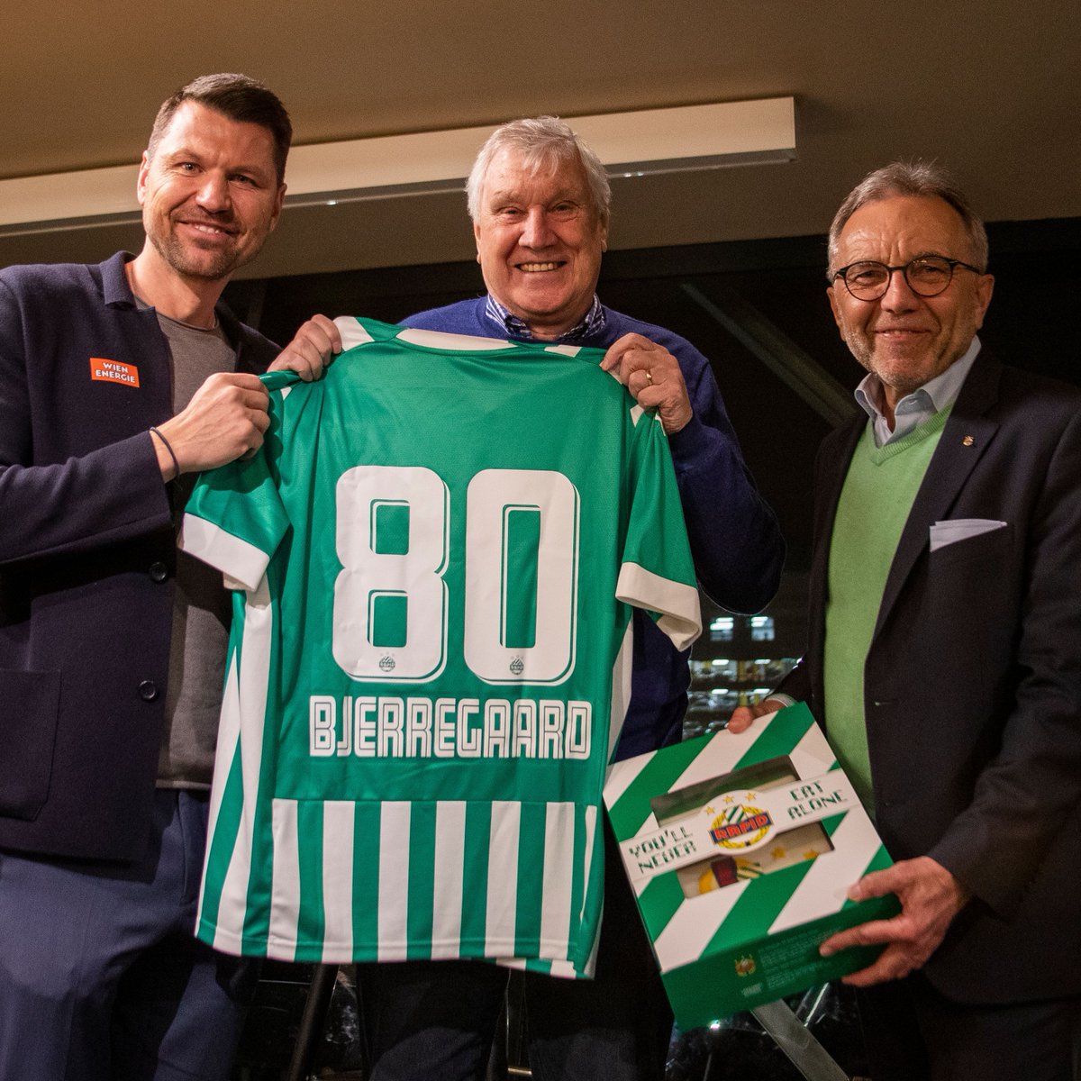 skrapid's tweet photo. Wir blicken zurück auf den ersten SK Rapid Stammtisch im neuen Jahr in der Rekordmeisterbar. Mit dabei waren u.a. "Johnny" Bjerregaard, GF Sport Markus Katzer sowie Stefan Kulovits mit zwei Spielern von der MBJC-Siegermannschaft. 😁

📃 https://t.co/XPBhEbYV4H
📸 @GEPApictures https://t.co/LBu1YSRR4x