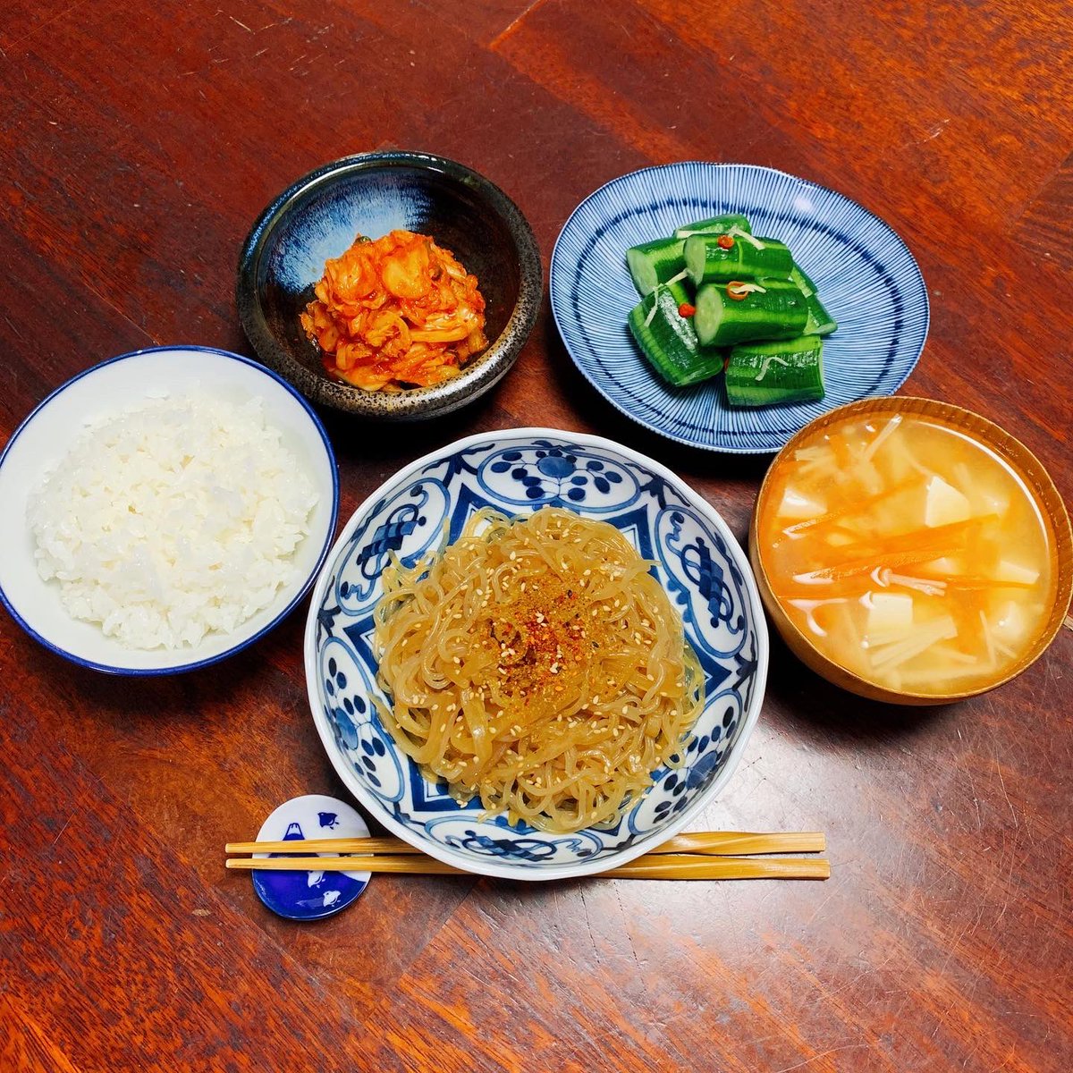 今晩は、"ダイコンとしらたきのきんぴら" と "キムチ" と "自家製 胡瓜のもみ漬け" と "人参と豆腐の味噌汁" でした。