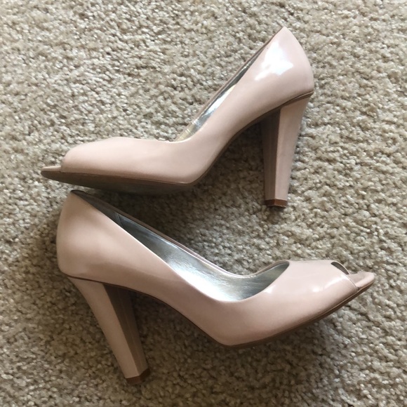 pattycpla's tweet photo. So good I had to share! Check out all the items I'm loving on @Poshmarkapp #poshmark #fashion #style #shopmycloset #michaelkors #paolo: https://t.co/GpKaTplRHs https://t.co/aSo5YqHAgn