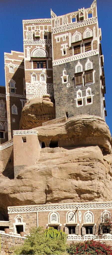 جمعة مباركة تقبل الله منا ومنكم صالح الأعمال يارب 🌿💐