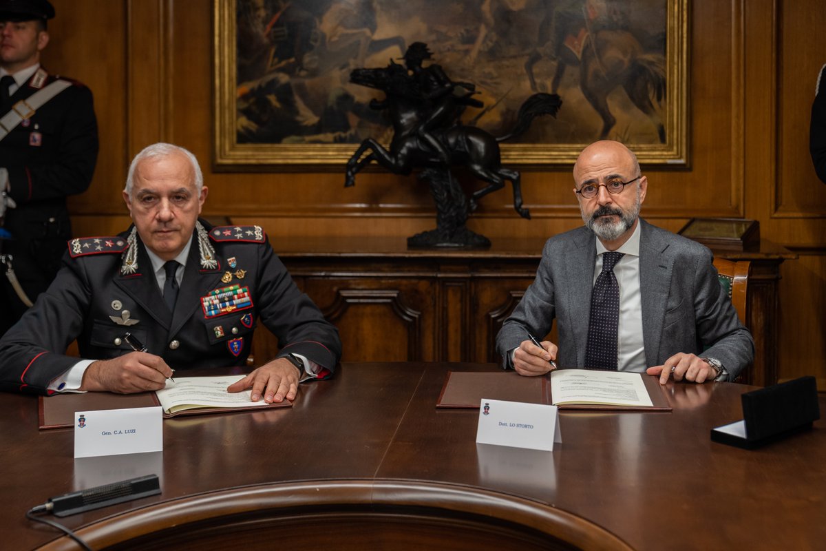 Si è appena conclusa la firma del Protocollo d'Intesa tra Luiss, <a href="/LuissBusiness/">Luiss Business School</a> e l'<a href="/_Carabinieri_/">Arma dei Carabinieri</a>. L'accordo ha l’obiettivo di promuovere sinergie di comune interesse e lo sviluppo di nuovi progetti.