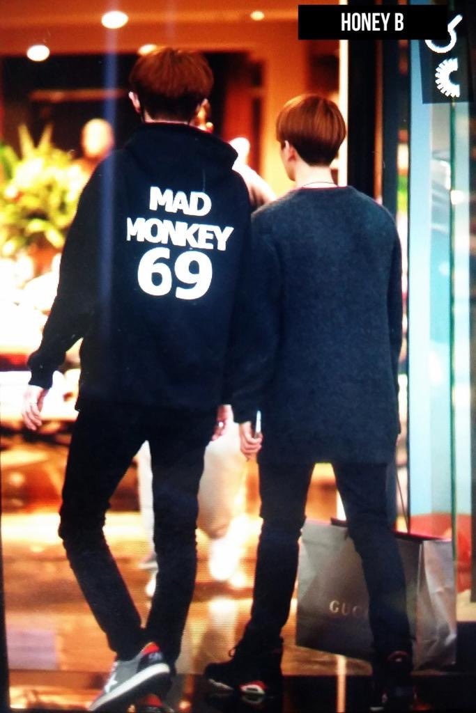 614notes's tweet photo. barcelona chanbaek is truly one for the books (150113, 8 years ago)

- B got lost while shopping in the mall so he sent C a voice message (to come find him)

- C eventually found B because he was going around calling out "baekhyun-ah! byun baekhyun!!"

- ice cream date 🤧🍦 https://t.co/PkK5eZvgd4