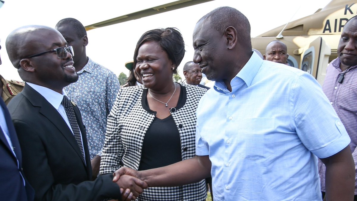 WilliamsRuto's tweet image. Arrived in Homa Bay County for the launch of various development projects and shared our agenda with leaders among them Governor @gladyswanga, @senatorkajwang, MPs and MCAs.