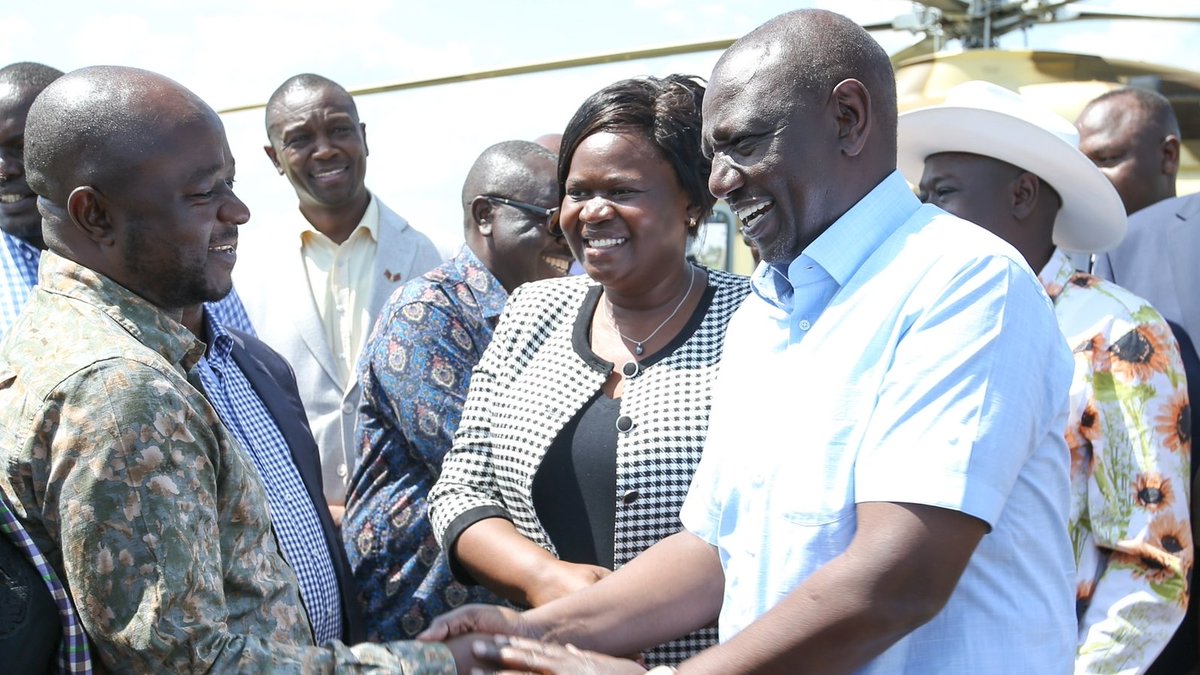 WilliamsRuto's tweet image. Arrived in Homa Bay County for the launch of various development projects and shared our agenda with leaders among them Governor @gladyswanga, @senatorkajwang, MPs and MCAs.