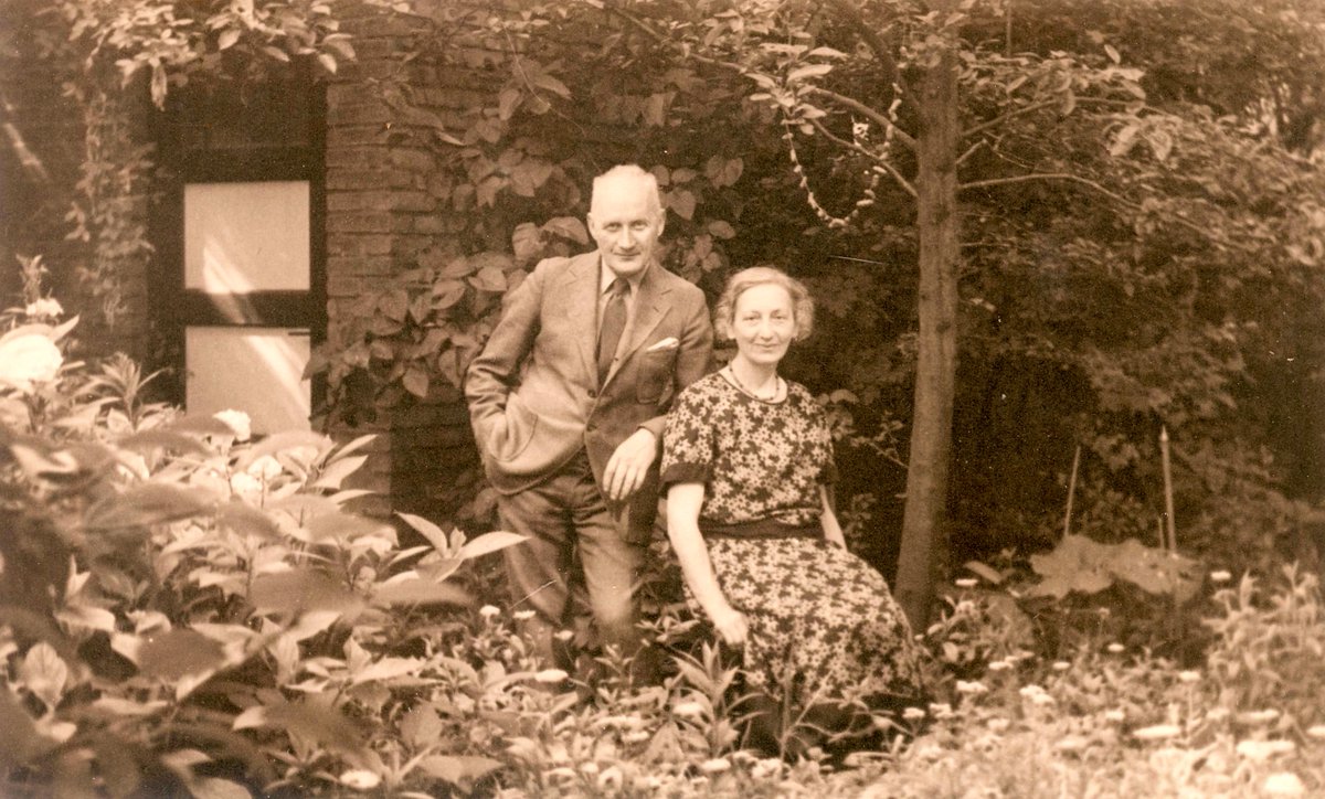 Fransen vd Puttestraat 51-53 - Geroofd Joods huis. Wolf Erschler en Henriëtte Spits waren de eerste bewoners. Ze werden begin 1943 in Auschwitz vermoord. De agent die hen oppakte trok in hun woning. Pas ver na de oorlog krijgen de erfgenamen het terug.  bit.ly/3kgknf2