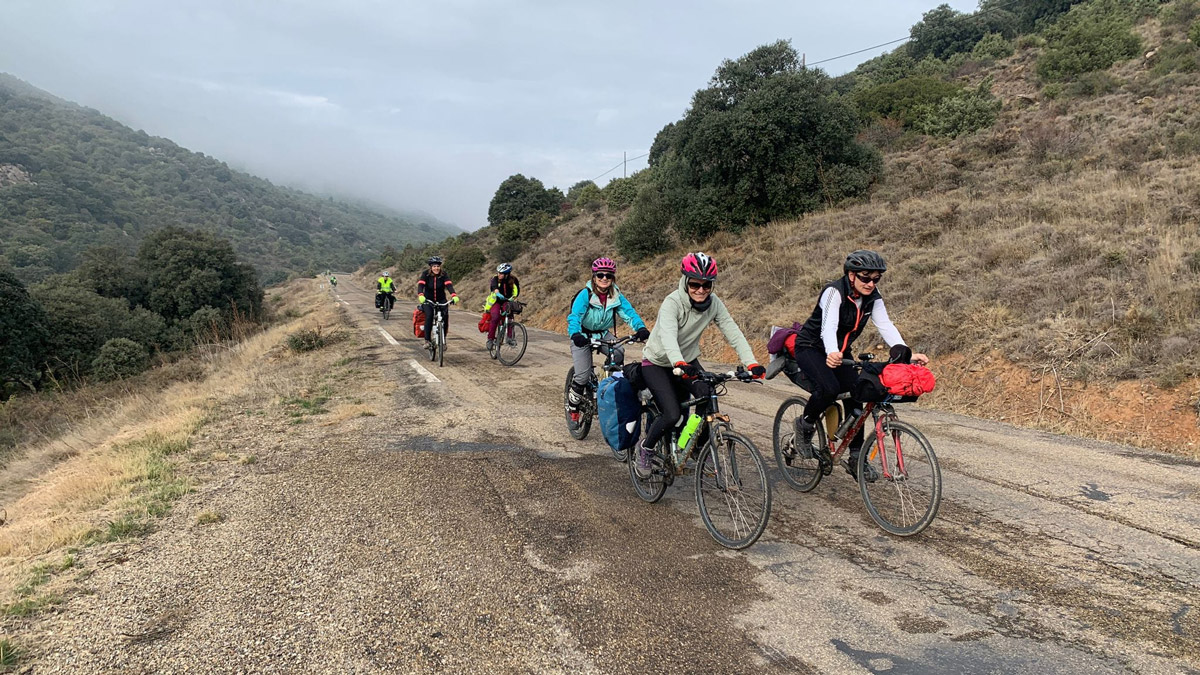 Ni en Ferrari... 🏎️
Ni en Twingo... 🚙
¡Nosotras vamos en bici! 🚴‍♀️

Pedaleando hemos recorrido varios pueblos de #Aragón afectados por los incendios forestales 🔥

👀 Lee el diario de ruta de #PedalesContraElFuego de las compañeras de #BielaYTierra: bielaytierra.com/pedales-contra…