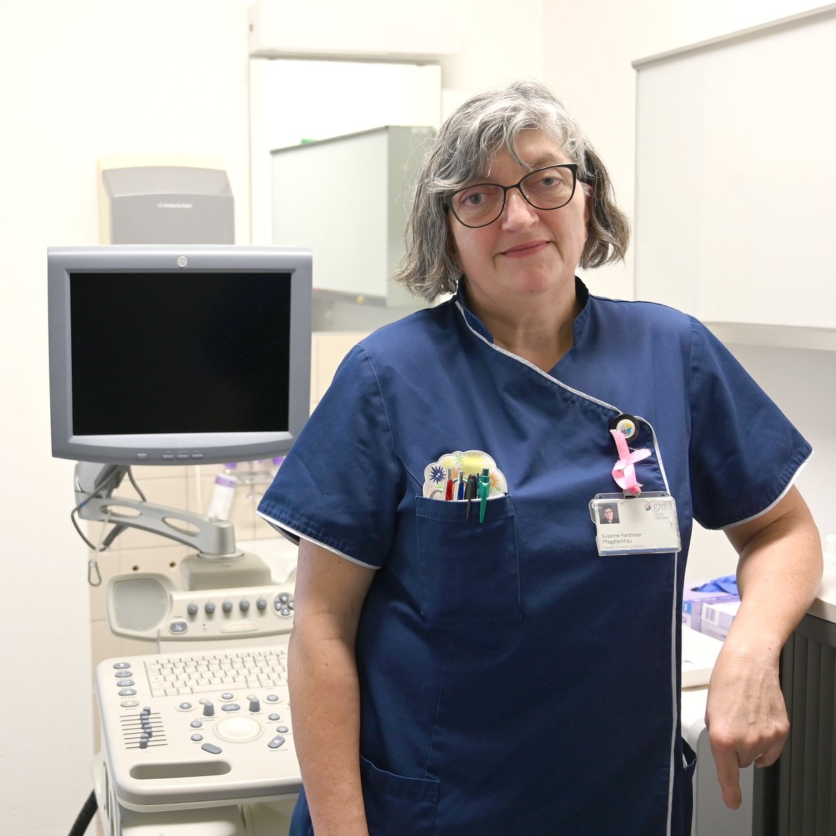 35 Jahre auf der #Gynäkologie des #GZO Spital Wetzikon: Susanne Hardmeier hat in dieser Zeit so einiges erlebt. Darunter auch eine Nachtschicht, zu der sie ihren Säugling mitgebracht hat, um über einen akuten Pflegenotstand hinweg zu helfen.

Mehr dazu: gzo.ch/blog-susanne-h…