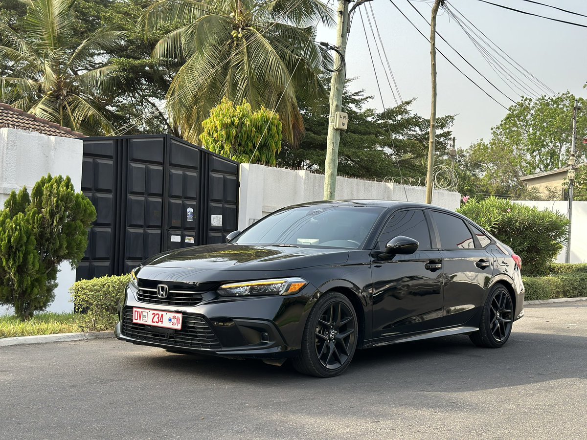 2022 Honda Civic Sport
1800 miles 
2.0L
Keyless entry &amp; start
Touchscreen infotainment system 
Rear view camera 
Apple CarPlay 

Price - 285k p3 😁
Pls rt 😉

#YourCarGuy 🚘🕺🏽