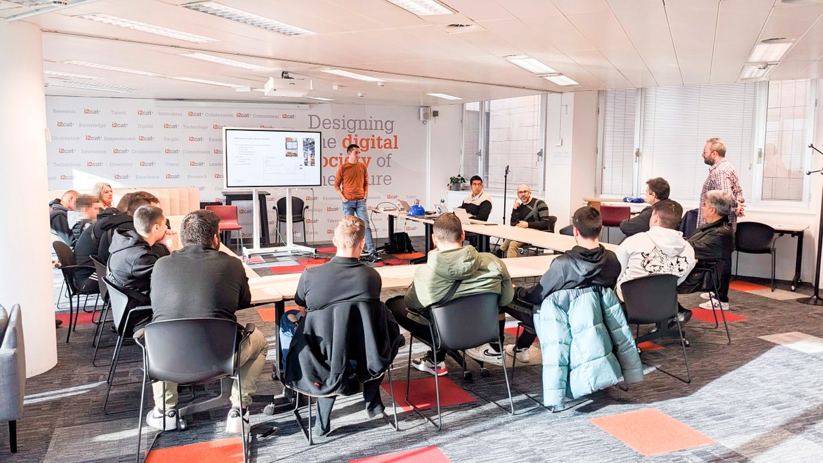 🔝12 estudiants grecs del programa de mobilitat <a href="/EUErasmusPlus/">Erasmus+</a> van visitar #i2CAT en el marc de <a href="/5GBarcelona/">5G Barcelona</a>. Durant la visita el grup #MWI #IoT va presentar les seves línies de recerca i realitzar la demo del projecte <a href="/respond_a/">RESPOND-A</a> (posicionament indoor per a serveis d'emergències)