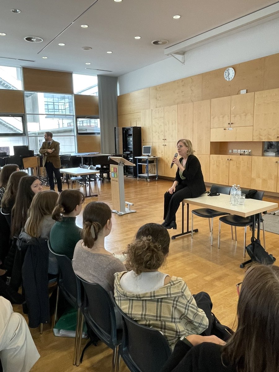 Zu Gast bei den Schülerinnen und Schüler des BORG Wiener Neustadt: so viele engagierte junge Menschen und viele so viele gute Fragen an <a href="/lgewessler/">Leonore Gewessler</a>