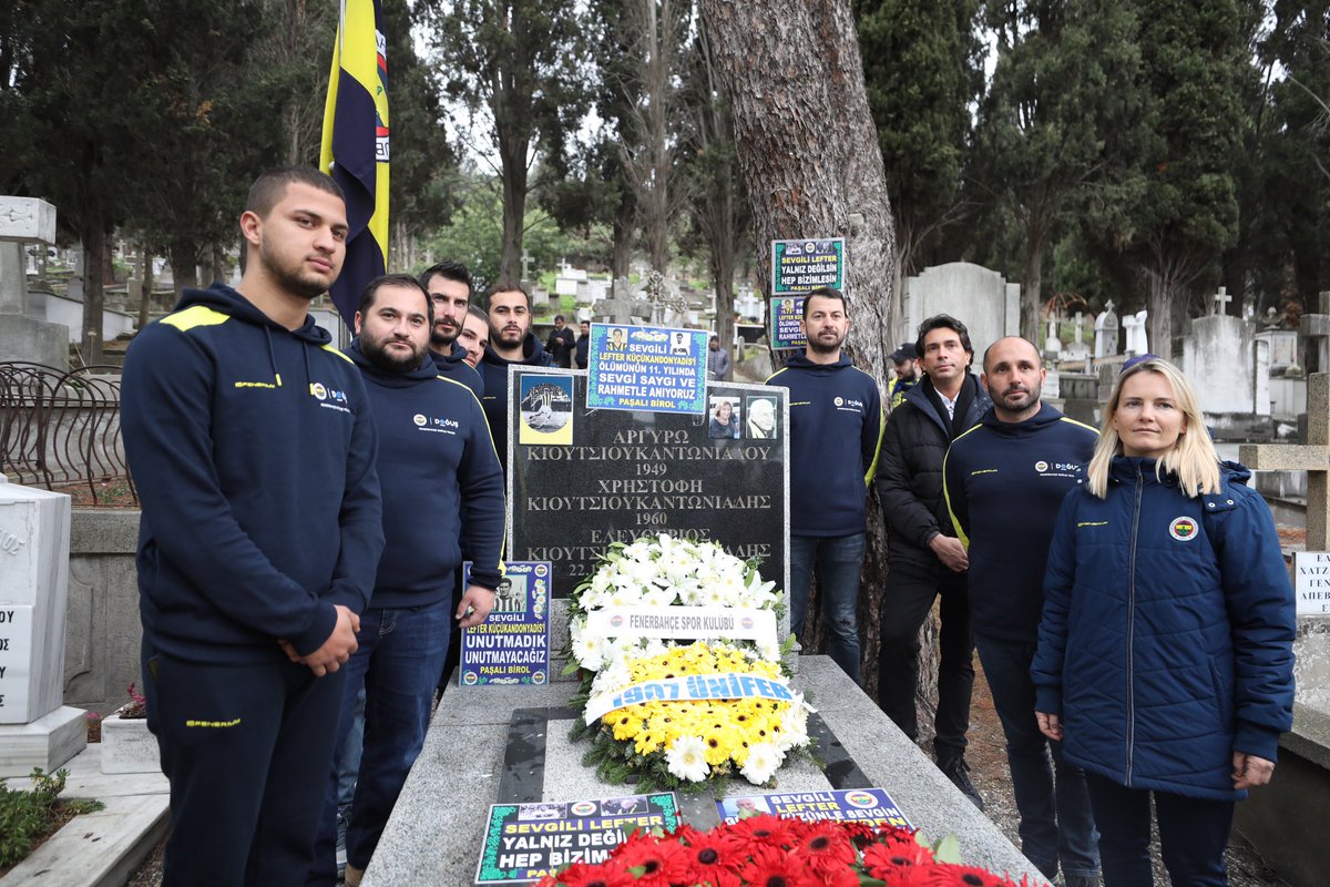 fbyelken's tweet photo. Fenerbahçemizin ve Türk futbolunun efsane futbolcusu, "Ordinaryüs" lakaplı Değerli Büyüğümüz Lefter Küçükandonyadis, aramızdan ayrılışının 11’inci yıl dönümünde mezarı başında anıldı. https://t.co/CcgEFtimgD