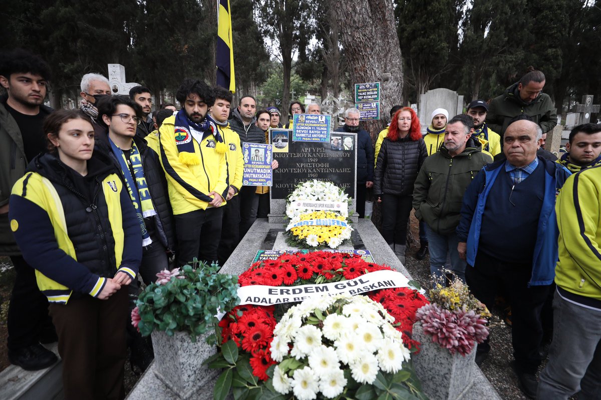 fbyelken's tweet photo. Fenerbahçemizin ve Türk futbolunun efsane futbolcusu, "Ordinaryüs" lakaplı Değerli Büyüğümüz Lefter Küçükandonyadis, aramızdan ayrılışının 11’inci yıl dönümünde mezarı başında anıldı. https://t.co/CcgEFtimgD