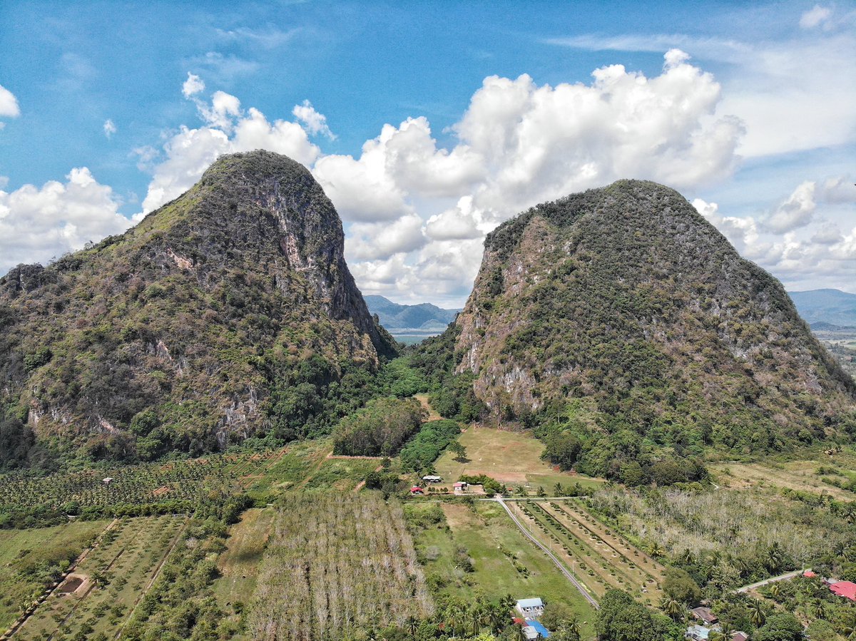 ShukClimbWalls's tweet photo. Perlis dari langit. Harap bukit-bukit Perlis terus dilindungi dan takkan dimusnahkan.
.
#perlis #malaysia #mountains #limestones
@twt_outdoor @OhMyPerlis https://t.co/hmrQ7IKiI5
