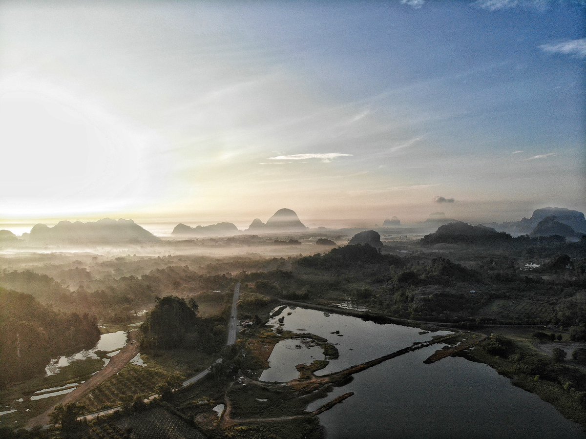 ShukClimbWalls's tweet photo. Perlis dari langit. Harap bukit-bukit Perlis terus dilindungi dan takkan dimusnahkan.
.
#perlis #malaysia #mountains #limestones
@twt_outdoor @OhMyPerlis https://t.co/hmrQ7IKiI5
