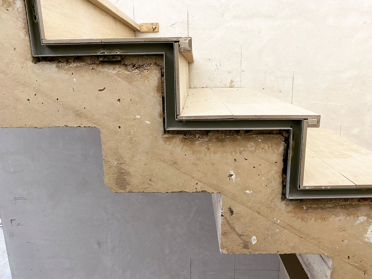 dmgarqtec's tweet photo. Detalle de escalera #hormigón #acero #cerámica #visitaaobra #arquitectotécnico #deo https://t.co/05iSZtRDyj
