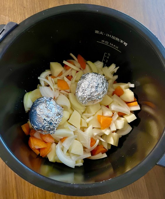 ホットクックポテトサラダ🥔
https://t.co/gmh41yQBrU

自炊ポテサラの面倒くささからするとめちゃくちゃ楽!
ちょっと押すだけで簡単にじゃがいも潰れてねりねりになる
内鍋でやればボウルいらず
芋が滑らか&amp;出来立てがうますぎて飲み物か?ってスピードで消費しかけた 