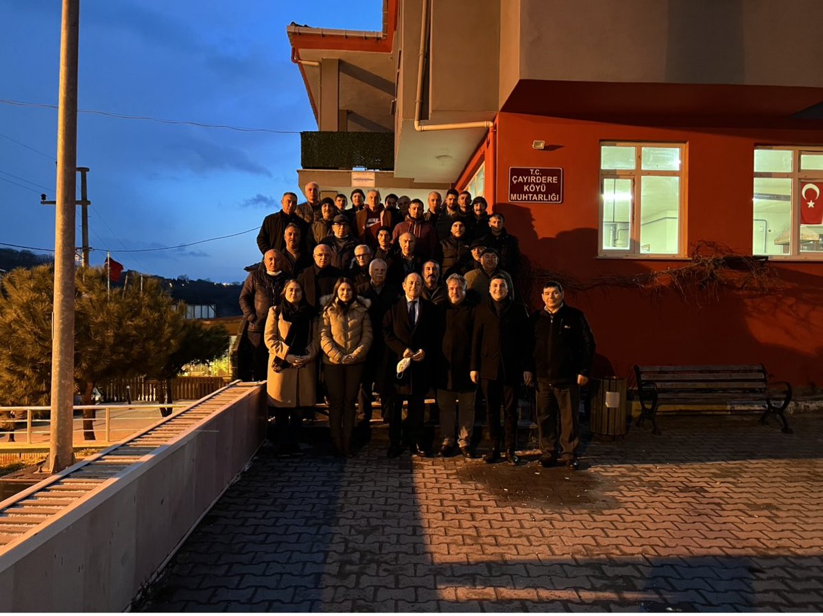 Akif_Hamzacebi's tweet photo. ➡️Çatalca Hallaçlı, Gümüşpınar, Aydınlar, Karamandere, Yaylacık ile Silivri Sayalar, Danamandıra ve Çayırdere köylüleri 144 yıldır kullandıkları tarım arazilerinin tapularını alamadılar.
➡️Şimdi de TOKİ’ye verilmek üzere bu arazilerin tahsisleri kaldırılıyor.
Yatacak yeriniz yok. https://t.co/0aUYkEmNQK