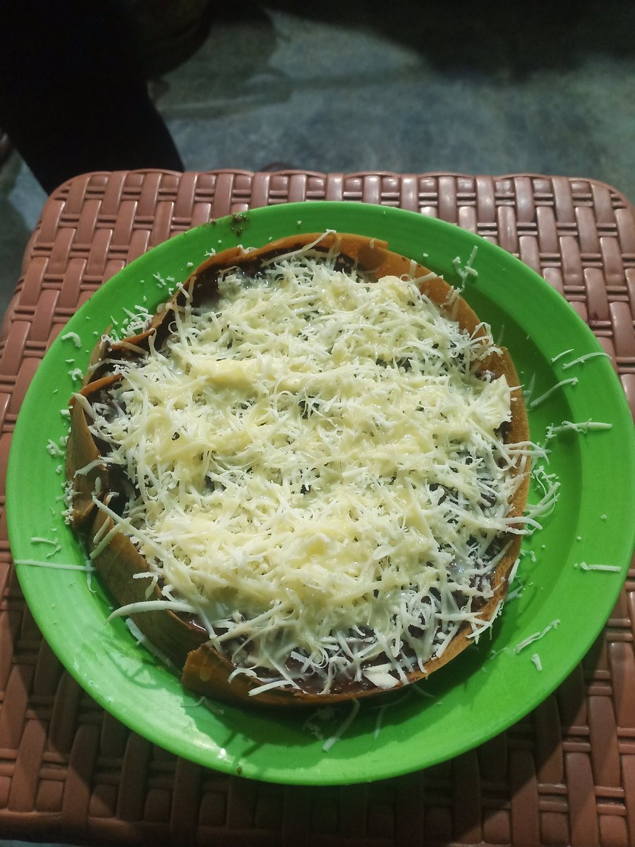 TriYuliaSari1's tweet photo. @FOOD_FESS Ini enak bgt martabak choco crunchy keju 😭😭 https://t.co/MgyevsV6bO