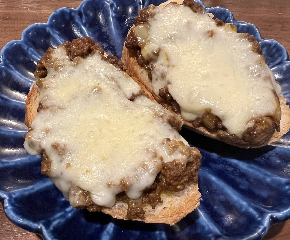 5Gallons's tweet photo. 新宿ゴールデン街　5GALLONSです。今夜のお通しは、いつも大好評のスパイシーカレーミートチーズトーストです。今日はバケットにのせてお待ちしております。 https://t.co/Y41bSXXTnD