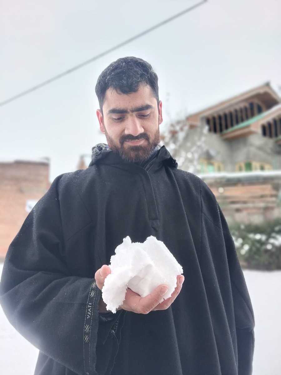 sayerabdullah's tweet photo. Snowyyy
#onehandking #snowfall #Kashmir #Paradise https://t.co/GBiFZzN97V