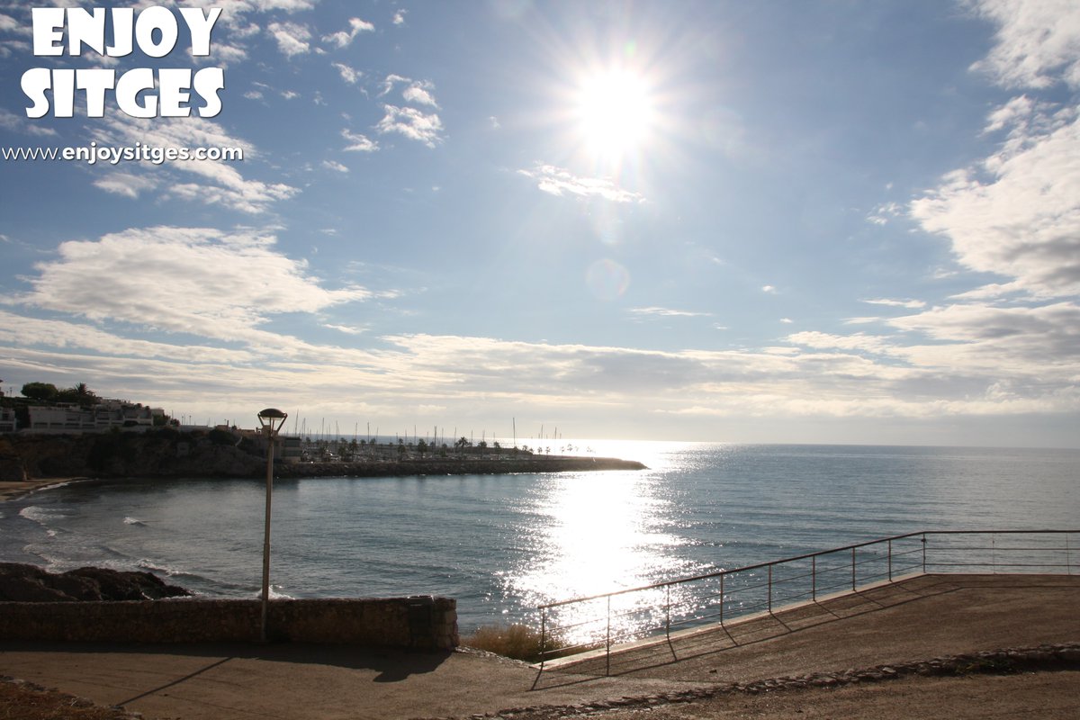 🌅 DE LUGARES, EL NUESTRO…
Hay lugares maravillosos para dar un paseo matutino bajo el sol, y luego está #Sitges…
¡Feliz Viernes!