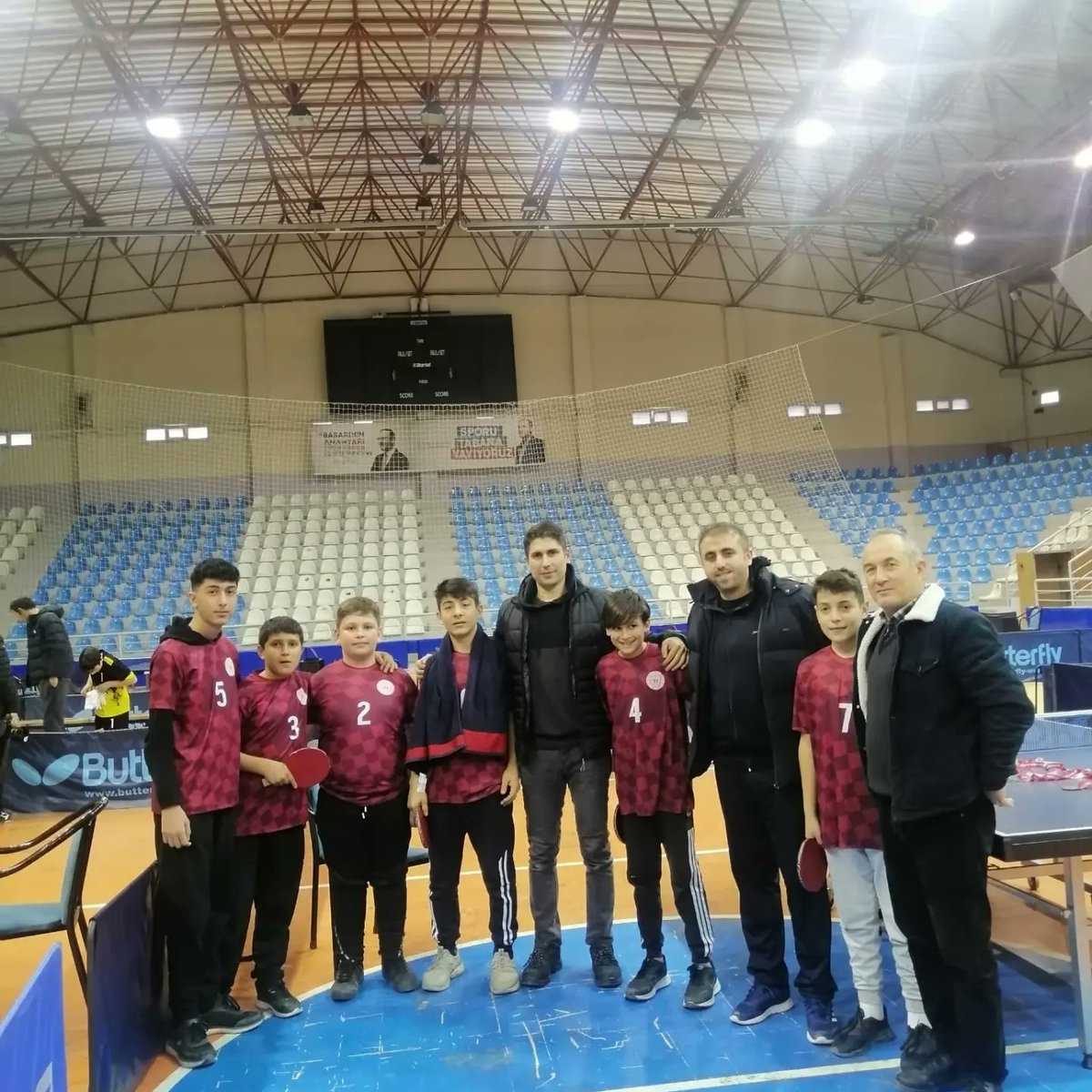 erbaamem's tweet photo. Masa Tenisinde BİRİNCİYİZ!

Yıldız Erkekler Masa Tenisi Turnuvasında Tepeşehir Yatılı Bölge Ortaokulu tüm rakiplerini yenerek il birincisi oldu. 
İlimizi bölge finallerinde temsil etmeye hak kazanan öğrencilerimizi, emek veren öğretmenlerini ve okul idaresini tebrik ederiz https://t.co/XgAnEAvnFP