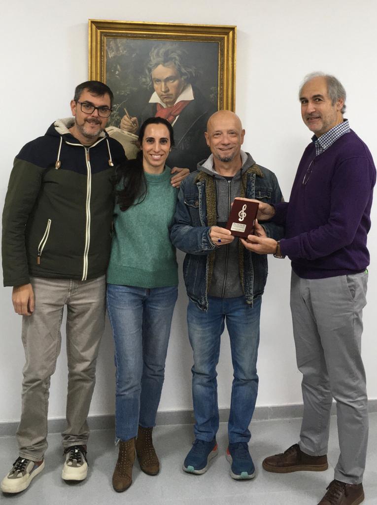 Entrega de la placa conmemorativa tras toda una vida de dedicación a la enseñanza musical, al compañero y amigo D. Manuel Calvo, conocido cariñosamente como "Lipi". Gracias por tu labor como profesor de trompeta en este centro, te echaremos de menos.