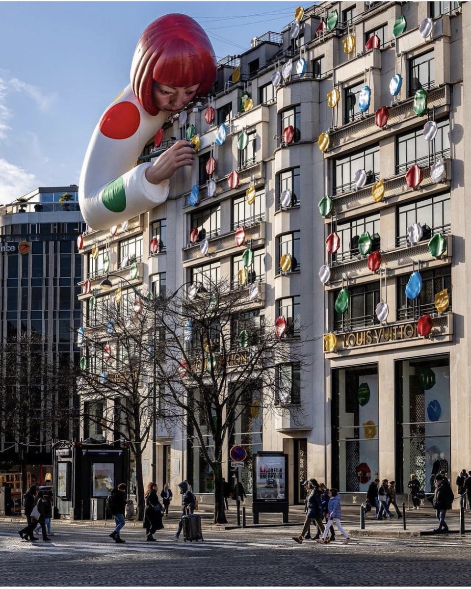 AnaViguri's tweet image. ADORO la escultura gigante de Yayoi Kusama que han puesto en la fachada de la tienda de Vuitton en Paris.