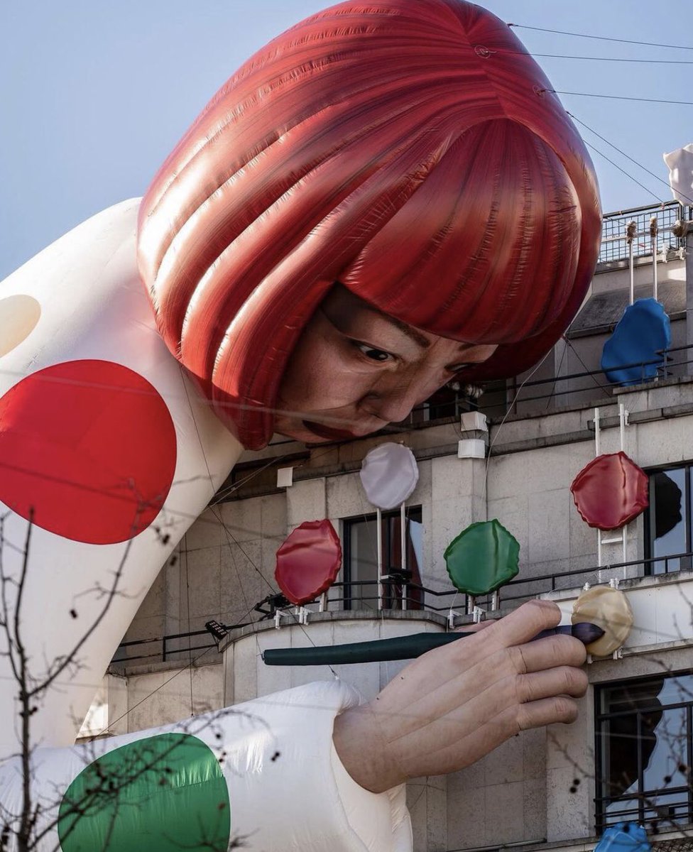 AnaViguri's tweet image. ADORO la escultura gigante de Yayoi Kusama que han puesto en la fachada de la tienda de Vuitton en Paris.