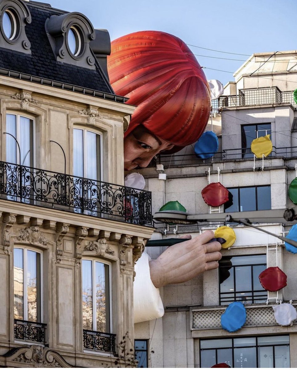 ADORO la escultura gigante de Yayoi Kusama que han puesto en la fachada de la tienda de Vuitton en Paris.