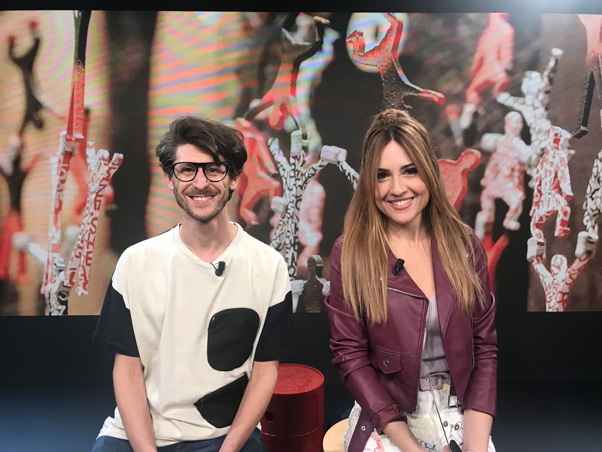 ConnecticatTV's tweet photo. 📡 5 minuts i comencem ❗️
🗣️ @danijmeyer 🎭#Uppgivenhet @teatrenacional
➕
📚#Literatures amb @eplantada
📌@LaFACT_Cultural
🎶Festival @neu_neuhome
🪞 'Miralls' @CaixaForum_CAT #tgn
🪵 #IbrahimaSeydi @JusticiaiPau
🕤21.30h
A📺locals, amb @Jessicadelmoral https://t.co/I79gD2Zp9x