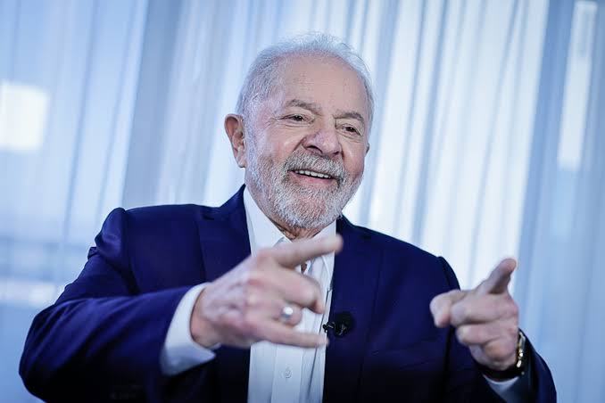 jdalagna's tweet photo. 23:59 - Lula diz que não consegue aumentar salário mínimo porque medida é vista como “gasto”.

00:00 - Lula sanciona aumento de salário de ministros do Supremo de R$ 39,3 mil para R$ 46,3 mil. O impacto dessa medida será de R$ 4 bilhões.

Faz o "L" para o presidente do povo 🤡 https://t.co/LCX3zFTmIT